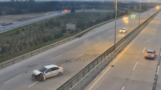 Zığ yolunda ağır qəza: Özünü itirən sürücü maşını iki dəfə dəmirlərə çırpdı - VİDEO