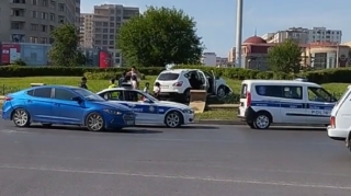 İdarəetmədən çıxan "Nissan" Ukrayna dairəsinə çırpıldı  - VİDEO