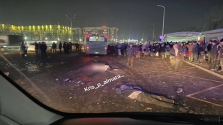 Almatıda avtobus izdihamın üzərinə hərəkət edib, ölənlər var   - FOTO