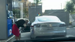 Qadın sürücüdən şok əməl: yanacağı baxın, hara vurur - VİDEO