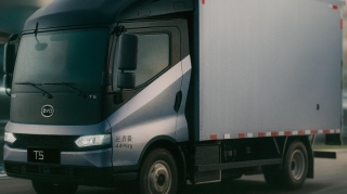 Çində yük avtomobilləri də elektrikə keçir – neft istehsalçıları narahatdır  