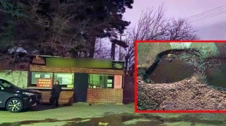 Sürücüləri təhlükəyə atan yol; Dərin çalalar ... - VİDEO  