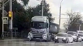 Yük maşını yolu keçən 79 yaşlı qadını vurub üstündən keçdi - VİDEO 