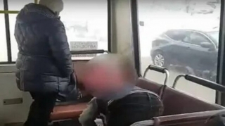 Sürücü avtobusda namaz qıldı - VİDEO 