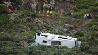 Turist avtobusu dərəyə aşdı, ölən və yaralananlar var 