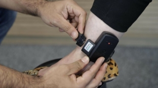 Azərbaycanda vəzifəli şəxsə elektron qolbaq taxıldı