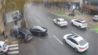 Страшная авария в центре Баку: в результате ДТП пострадал ребенок на тротуаре - ВИДЕО