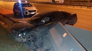 Bakıda avtomobil betona çırpılıb, xəsarət alan var - FOTO - VİDEO 