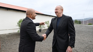 Prezident Sos sakininin evində oldu - FOTO