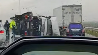 Bakı-Qazax yolunda evakuator aşdı - VİDEO   - YENİLƏNİB