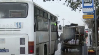 Bakıda yararsız avtobus dayanacaqları: Yağışın altında gözləyirik - VİDEO 