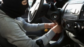 Bakıda maşından pul olan çanta oğurlandı