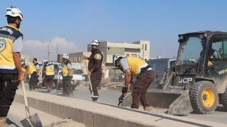 Yol tikintisi zamanı üzərinə armatur düşdü, öldü 