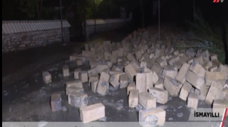 Sel yolları dağıtdı, sakinlər selin gətirdiyi daşları əl arabaları ilə yığdı  - VİDEO