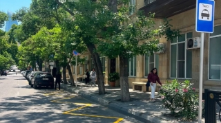 Bakının bir neçə ünvanında parklanma yerlərinin bəzi hissələri ləğv edildi - FOTOLAR 