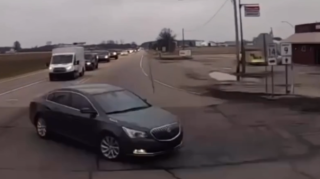 Yük maşını qarşısına çıxan avtomobili sürüyüb parça-parça etdi - ANBAAN VİDEO 