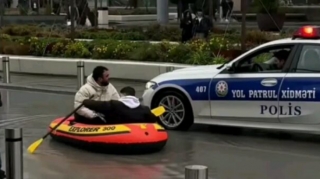 Bakı “Venesiya” oldu: mərkəzdə qayıq sürən gənclər – VİDEO 