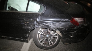 Bakıda “BMW”  səkiyə çırpılıb, bir nəfər ölüb