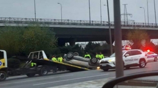 В Баку перевернулся автомобиль