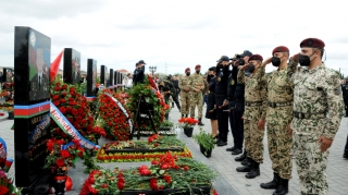 Daxili Qoşunların şəhid olmuş hərbi qulluqçusunun il mərasimi keçirilib - FOTO