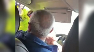 Bakıda qayda pozan yaşlı sürücü əl-qol atıb polisi şərlədi  - VİDEO