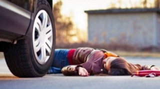 Sərxoş halda yola uzanan şəxsi maşın vurubsa, sürücüyə niyə cinayət işi açılır? – Ekspertdən AÇIQLAMA 