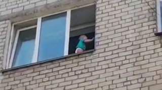 Üç yaşlı uşağını “tərbiyələndirmək” i stəyən ana onu beşinci mərtəbədən yerə saldı  - FOTO - VİDEO