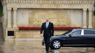 İlham Əliyev faşizm üzərində Qələbə uğrunda həlak olan Azərbaycan övladlarının xatirəsini anıb - FOTO 