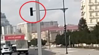 Bakının mərkəzi yolunda işıqfor işləmir  - Piyadalar yolu qaçaraq keçirlər - VİDEO 