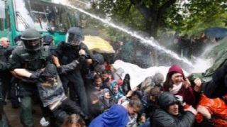 Almaniyada etiraz aksiyaları keçirilir, polis güc tətbiq edir 
