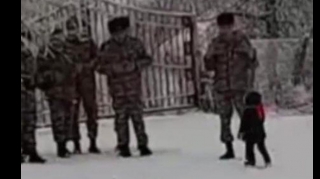 Şəhid övladı əsgəri atası sanıb, üstünə qaçdı  - VİDEO