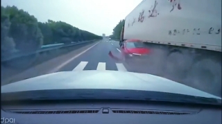 İki maşının arasından keçən sürücü "TIR"ın altında qaldı - VİDEO