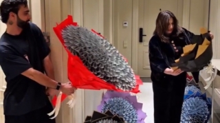 Anasına 8 pul buketi bağışladı - VİDEO 