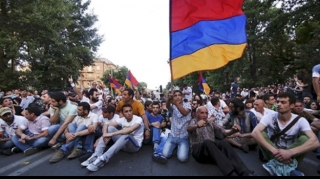 Ermənistan parlamentinin binası qarşısında etiraz aksiyası keçirilib