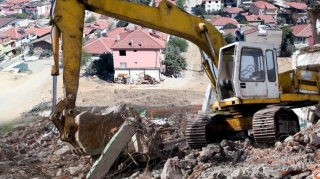 Bakıda söküntü zamanı insident:  Şirkətin ekskavatoru yandırıldı - Həbs edilən var 