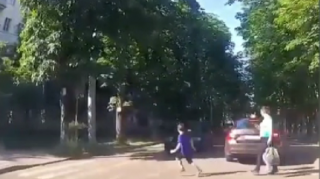 Başı telefona qarışan ananın oğlunu avtomobil vurdu  - VİDEO