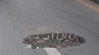 Şəhərin mərkəzində insanlar "quyuya" düşür - 1 aydır EYNİ VƏZİYYƏT   - FOTO