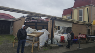 Binədə qanunsuz tikili söküldü - VİDEO