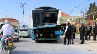 "Kamaz" avtobusa çırpıldı - Binədə ağır qəza - VİDEO 