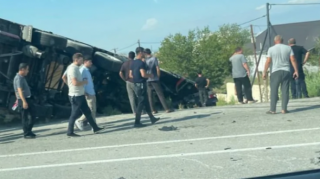 Kürdəmirdə yük avtomobili aşdı - FOTO  