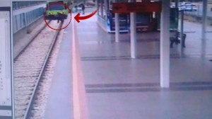 Metroda dəhşətli hadisə: Özünü qatarın altına atdı - FOTO