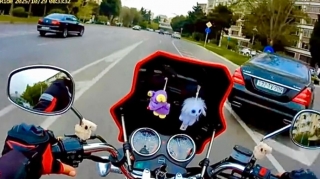 Prospektdə təhlükəli manevr edən sürücü motosikletçiyə qəza şəraiti yaratdı - VİDEO