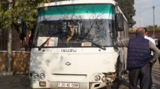 В Гяндже пассажирский автобус попал в аварию, есть пострадавшие
