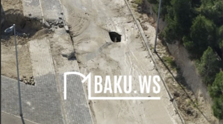 Bu ərazidə su borusu partladı, yol çökdü - VİDEO