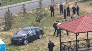 Bayılda idarəetmədən çıxan avtomobil binanın həyətinə düşdü   - FOTO