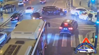 Дорожная полиция обратилась к водителям: зеленый свет не всегда означает "Поехали" - ВИДЕО