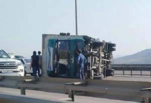 Yük maşını aşdı: tıxac yaranıb - FOTO