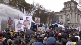 Berlində karantin əleyhinə etiraz aksiyaları   - VİDEO