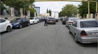 “Respublikanski”nin qarşısında parkinq dərdi  - Əziyyət çəkən yenə də paytaxt sakinləridir - FOTO - VİDEO