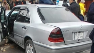 Gəncədə sürücü avtomobili ağaca çırpdı - FOTO